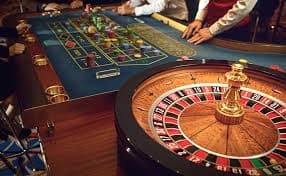 Giao diện slot nổ hũ game4u trên điện thoại với jackpot đang quay
